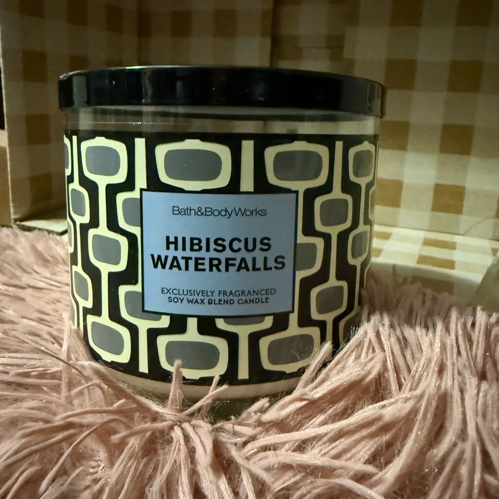 Bath & Body Works Hibiscus Waterfalls Candle with Black and Cream Design